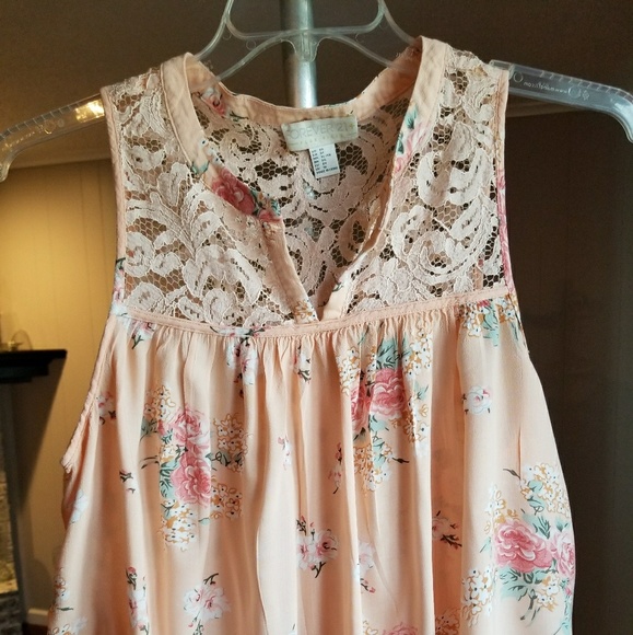 Forever 21 Tops - Cute peach flowered top